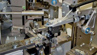 Geht es um das Erreichen hoher Taktzahlen, wie bei der Montage von Hebesicherungen für Fensterbeschläge, gibt es kaum eine Alternative zu mechanischen Antrieben. Bild: Pfuderer (Archiv: Vogel Business Media)