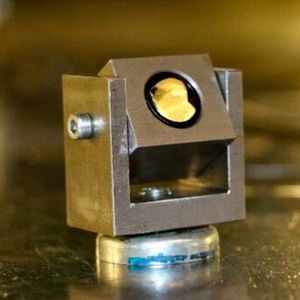 Kraftmesseinrichtung auf Belastungssäule, Tripelspiegel zur laseroptischen Messung und Messbalken mit taktilen Messtastern.(Bild:  Fraunhofer-IWU)