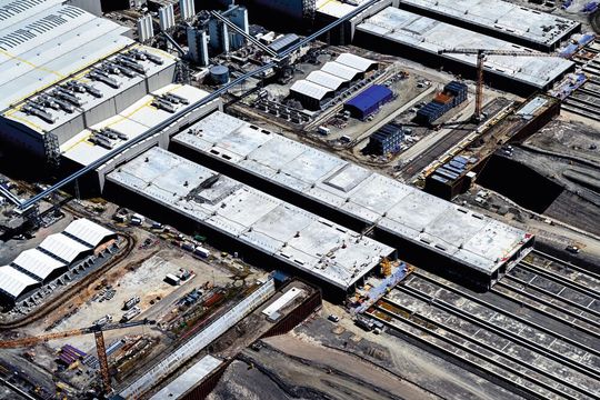 Auf insgesamt fünf Linien werden im dänischen Rødbyhavn auf Lolland 79 gigantische Standard Tunnelelemente betoniert, die bei rund 220 m Länge und 43 Breite jeweils über 73 000 t wiegen.(Bild:  Femern)