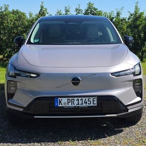 Auch im EX60 setzt Volvo auf das Thors-Hammer-Scheinwerferdesign. (Bild:  Mauritz – VCG)