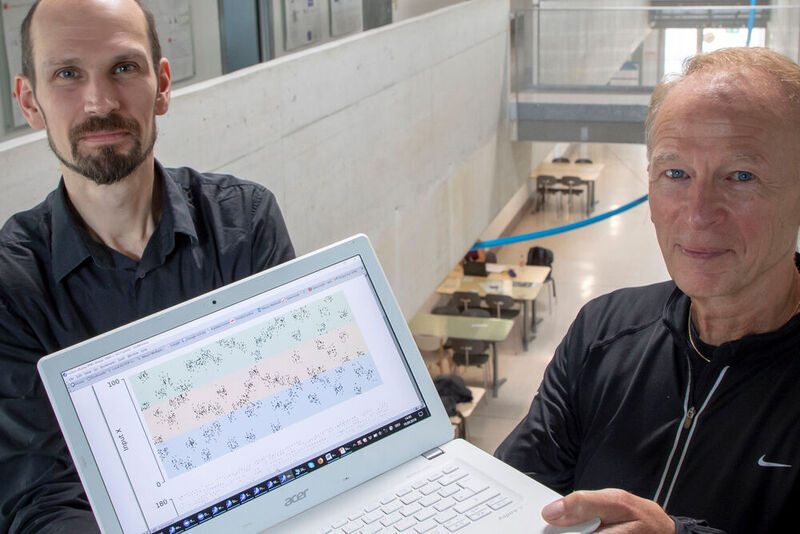 Vorbild Natur: Die beiden TU Graz-Informatiker Robert Legenstein und Wolfgang Maass (v.l.) arbeiten an energieeffizienten KI-Systemen und lassen sich dabei von der Funktionsweise des menschlichen Gehirns inspirieren.