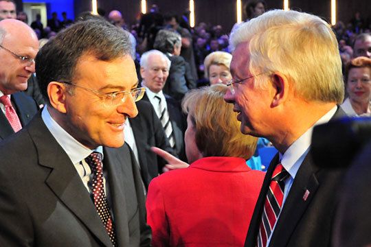Hessens Ministerpäsident Roland Koch (re.) brach eine Lanze für die Autoindustrie: Der Pkw werde weiterhin ein Statussymbol bleiben. (Archiv: Vogel Business Media)