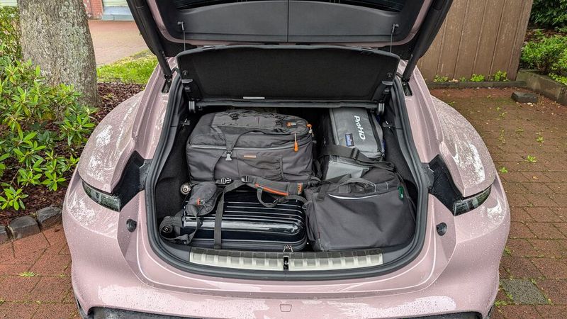 Darum: Ist der Kofferraum voll beladen, dann wohin mit dem Kabel? Viele Hersteller bringen es in einem eigenen Fach unter dem Ladeboden unter, doch dann müsste man den Kofferraum erst leer räumen, um dort heranzukommen. Und das ewig schmuddelige Kabel einfach auf die Koffer zu werfen, ist auch keine Lösung. (Bild: Rosenow – VCG)