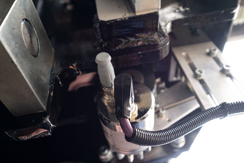 Der Drehgeber verfügt über zwei fest installierte M-12-Stecker und kann in den CAN-Bus integriert werden. Zusätzliche Adapter entfallen.  (Bild: Wachendorff Automation / AT-Boretec)