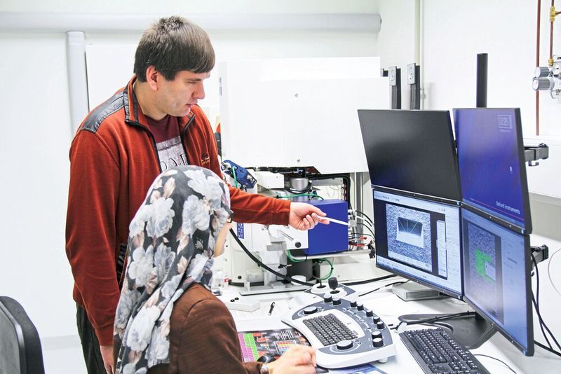 Forschende charakterisieren die Morphologie des Eierschalenmaterials mithilfe eines Rasterelektronenmikroskops.  (Daniel Messling, HIU/KIT)