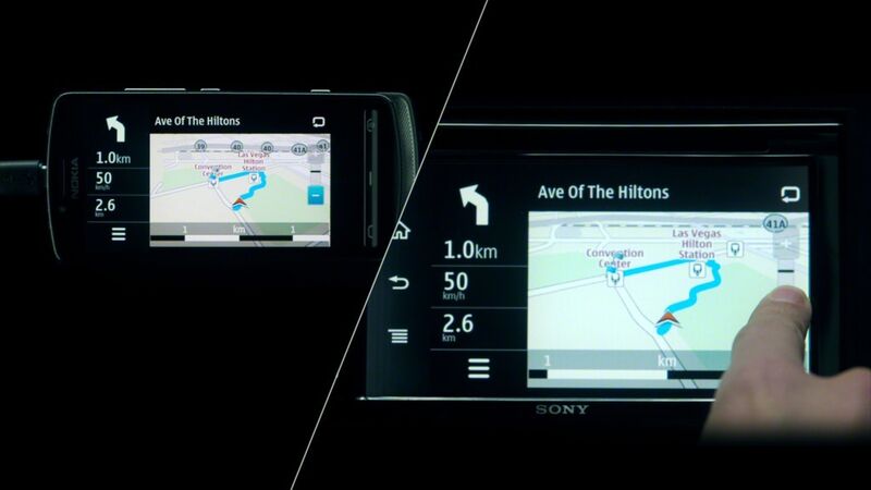 Die Navigations-App des Smartphones wird auf dem größeren Display der Sony-Konsole übersichtlich dargestellt. (Archiv: Vogel Business Media)