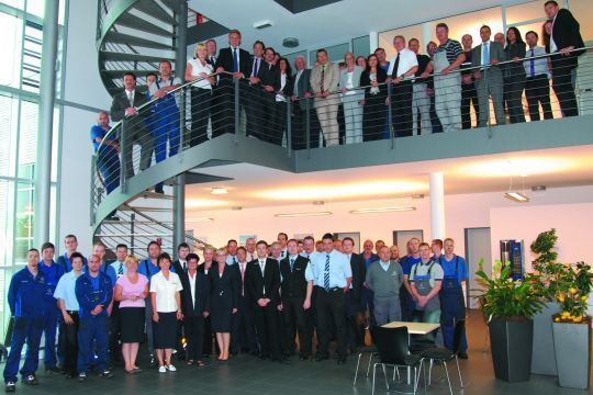 In der Berliner Mercedes-Benz-Niederlassung arbeiten 120 Mitarbeiter, davon 60 Leute im Service. (Lauer)