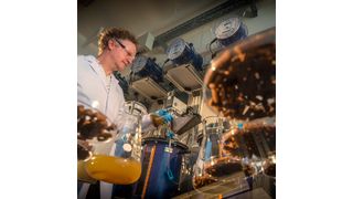 Marcell Nikolausz testet im Labor, wie die Biogasproduktion über die Fütterungsfrequenz gesteuert werden kann. (Bild: UFZ/André Künzelmann)