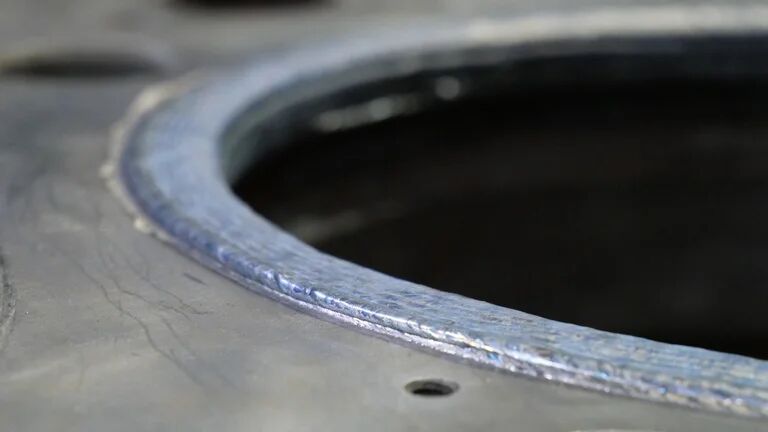 Der Formnext-Aussteller Oscar PLT hat ein System geschaffen, mit dem man Gussteile direkt auf der Werft auf dem Schiff oder an der Windkraftanlage additiv reparieren kann, was auch mit kritischen Bauteilen prozesssicher gelingt, wie das Unternehmen betont. Hier ein Beispiel. (Bild: Oscar PLT )