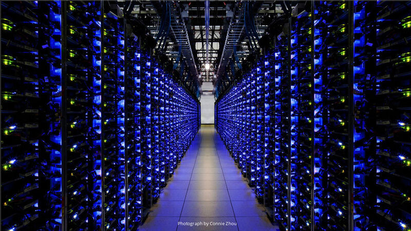 Google ist für sein beeindruckendes Rechenzentrums-Design bekannt, nicht nur optisch, auch technisch sind die betriebenen Datacenter immer auf dem neuesten Stand. (Bild: Google)
