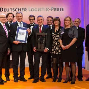 Teammitglieder von Merck freuen sich zusammen mit Prof. Raimund Klinkner, Vorstandsvorsitzender der BVL, (links) und Prof. Thomas Wimmer, Vorsitzender der Geschäftsführung der BVL, (rechts).