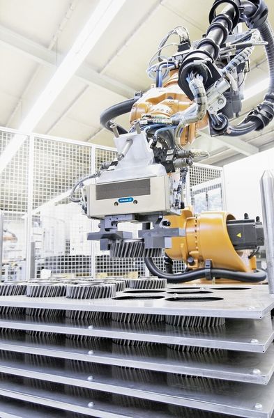 Elektrischer Großhubgreifer PEH 40 von Schunk im Einsatz (Bild: Schunk)