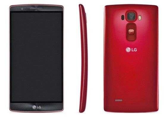 Red Dot Award 2015 - G Flex2 von LG: Das Smartphone G Flex 2 beschreibt eine ergonomisch sanfte Krümmung, die mit einem Radius von 500 mm im Gegensatz zu herkömmlichen Telefonen angenehm die Gesichtsform umspielt und zudem für sicheren Griff sorgt. Die Distanz zwischen Mund und Mikrofon verringert sich eben- falls. Ermöglicht wird die gebogene Formgebung durch ein neuartiges POLED-Display. Die mattierte Metallrückseite mit Haarlinienstruktur in Metallic oder Rot bietet eine gute Haptik. (Bild: Red Dot)
