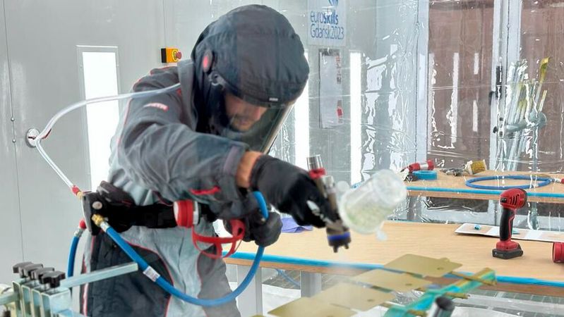 Der Vize-Europameister der Fahrzeuglackierer bei der Arbeit: Johannes Brandl.(Bild:  BV Farbe|Mariusz Dechnig)