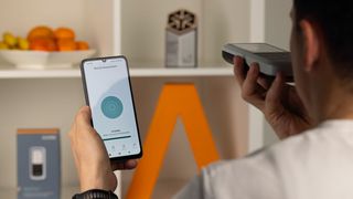 Der Atem-Aceton-Analysator Nutrion wird über eine Smartphone-App bedient und ermöglicht die selbstständige Messung von Atemaceton als Biomarker des Fettstoffwechsels. (Bild: Alivion AG)