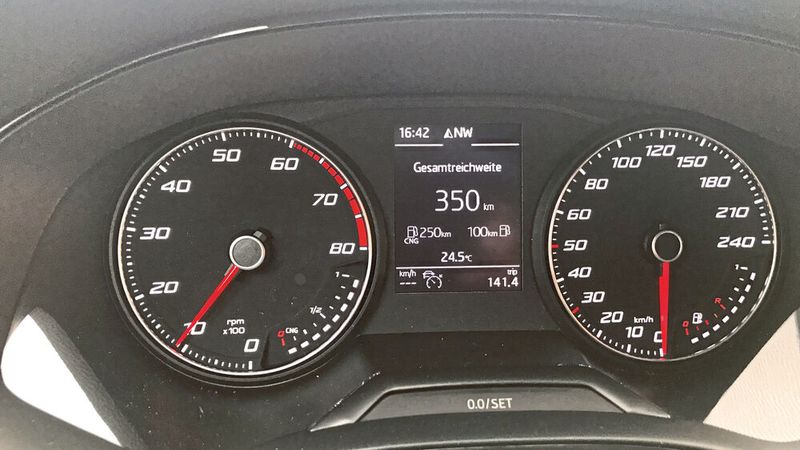 Mit den Rundinstrumenten hat der Fahrer alles Wesentliche im Blick. (Bild: Grimm/»kfz-betrieb«)