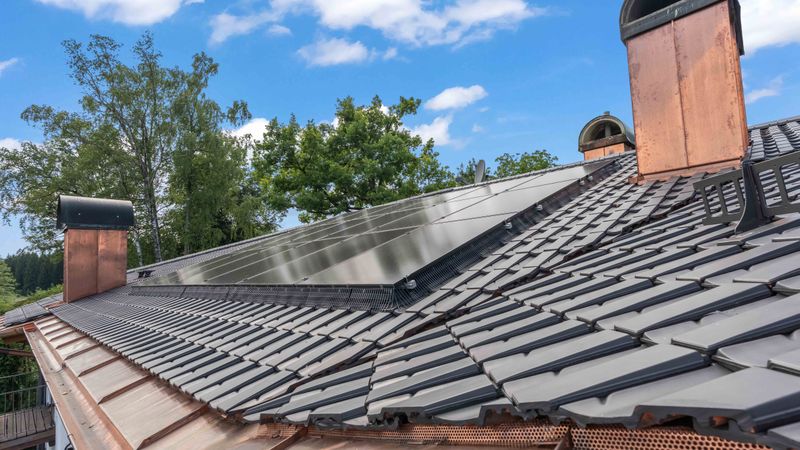 Grate, Kehlen und Rundungen an der Traufe sind mit Lochblech, Kupferblech und sauber zugeschnittenen Karat-Ziegeln ausgeführt. (Bild:  Erlus AG)