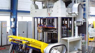 Die Vorteile des Schiebe-Kipptischs kommen laut bei der neuen Entgratpresse von Reis Maschinenbau besonders gut bei sehr großen Gussteilen zum Tragen, zum Beispiel Strukturteilen. Bild: Reis Maschinenbau (Archiv: Vogel Business Media)