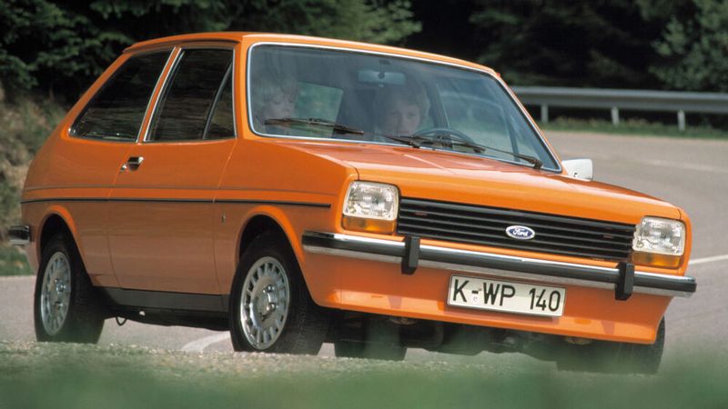Der Ford Fiesta feierte 1976 Premiere. Mit dem quer eingebauten Motor und Frontantrieb wich Ford vom bisherigen Antriebskonzept innerhalb des Konzerns ab. Es enstanden mehr als eine Million Stück von der ersten Generation. (Bild: Ford)