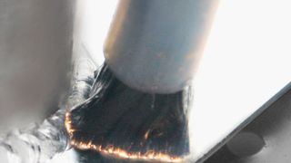 Die neue Art der Schweißnahtreinigung an Edelstahlbauteilen heißt Autocleanox. Sie wird per Carbonfaserpinsel und umweltverträglichen Elektrolyten durchführbar. (Reuter)