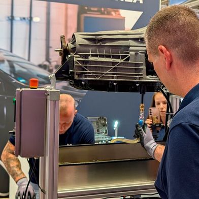 Auf der Automechanika demonstrierte Meyle den Besuchern, wie der Getriebeölwechsel praktisch funktioniert. Das Unternehmen bietet auch die nötigen Kits an. (Bild: Rosenow – VCG)