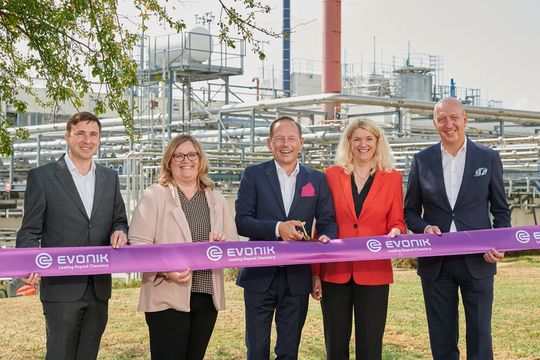 Von links nach rechts: Gerrit Wienhoefer (Standortleiter Steinau, Evonik), Nicole Rudningen (Leiterin Produktion & Technik Care Solutions, Evonik), Thomas Wessel (Personalvorstand und Arbeitsdirektor, Evonik), Ute Schick (Leiterin Care Solutions, Evonik), Johann-Caspar Gammelin (Mitglied des Vorstandes und President Nutrition & Care, Evonik)(Bild:  Evonik)