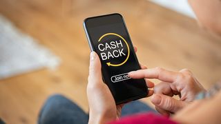 woman-using-cashback-app-on-phone (Quelle: Rido81/Envato Elements)