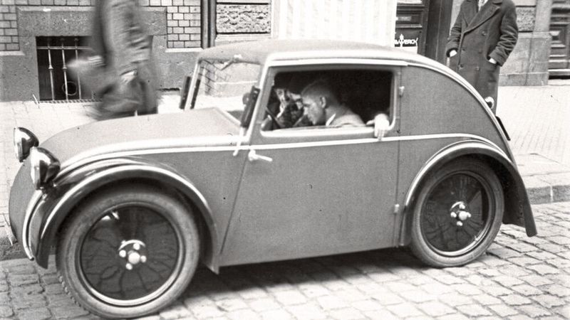 Den Standard Superior baute die 1926 von Wilhelm Gutbrod in Ludwigsburg gegründete Motorradfabrik Standard Fahrzeugbau GmbH von 1933 bis 1935. Schon vor dem von Ferdinand Porsche entwickelten KdF-Wagen, dem VW-Käfer-Vorläufer, wurde er als eines von mehreren Fahrzeugmodellen der 1920er- und 1930er-Jahre unterschiedlicher Hersteller in der Werbung auch als Volkswagen bezeichnet.  (Bild: josefganz.org)