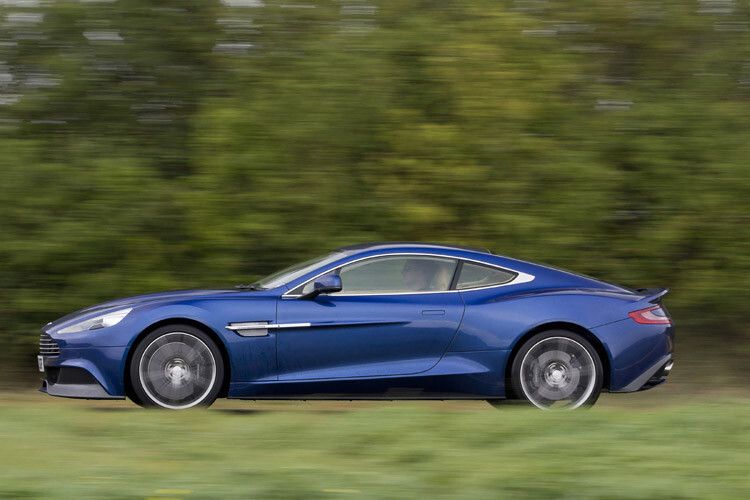 Die Karosserie des „Geburtstagsgeschenks“ besteht aus Carbon und nicht mehr aus Aluminiumblech. Der Hauptgrund dafür ist die Form und weniger das Gewicht. Das ist mit 1,7 Tonnen für ein Auto dieses Kalibers vergleichsweise gering und ermöglicht imposante Fahrleistungen: (Aston Martin)