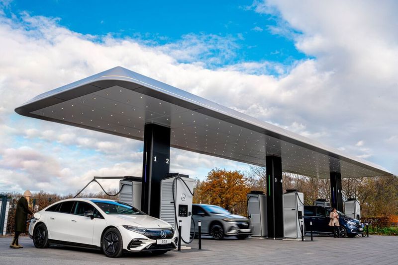 Mercedes-Benz hat in Mannheim Ende November den ersten eigenen Ladepark in Deutschland eröffnet. In China kooperieren die Stuttgarter bei diesem Thema vor allem aus Kostengründen mit dem Konkurrenten BMW.(Bild:  MErcedes-Benz)