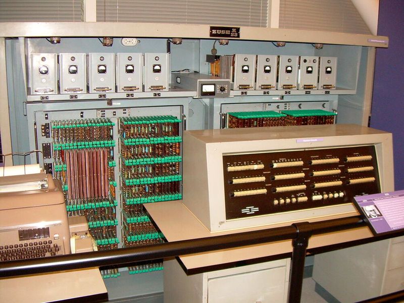Der erste frei programmierbare Computer ist heute legendär: Der Zuse Z1 enthielt bereits alle wesentlichen Komponenten moderner Computer wie Programmsteuerung, Speicher, Gleitkommaarithmetik und Mikrosequenzen. Die einzelnen Komponenten wurden durch mechanische Schaltglieder realisiert, für die der Erfinder Konrad Zuse 1936 ein Patent 
erhielt. Der Z3, die Weiterentwicklung des Z1, gilt als der erste funktionsfähige, frei programmierbare, auf dem binären Zahlensystem und der binären Schaltungstechnik basierende Computer.
 (Bild: Computer Museum: Zuse Z23 / Carlo Nardone / CC BY-SA 2.0)