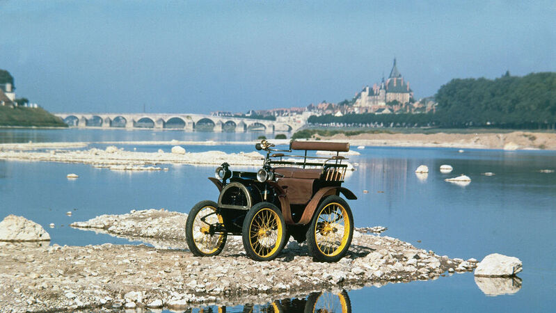 1898: In einer kleinen Gartenwerkstatt baut Louis Renault mit 21 Jahren sein erstes Auto, die kleine Voiturette.