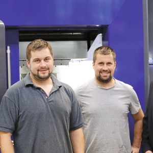 Begeistert von der Mikron 6x6: die Geschäftsführer David Stankalla und Franz Stankalla (v. l. n. r.) sowie der Gebietsverkaufsleiter von Mikron Bernd Petermann.