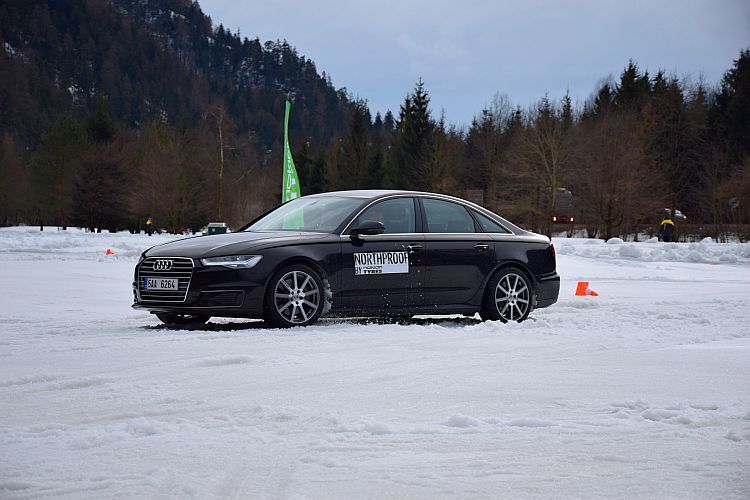 Der neue UHP-Winterreifen von Nokian baut auf Schnee erstaunlich hohe Haftung auf, wie die Testfahrten in Österreich zeigten. (Foto: Rosenow)