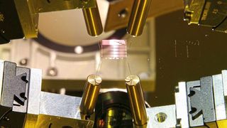 Quantencomputer auf Basis von Ionenfallen: Beispiel für einen integrierten photonischen Chip im Labor-Messaufbau mit Faserkopplung. (Bild: © AWO GmbH )