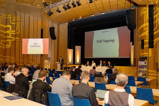 Volle Aufmerksamkeit in der Stadthalle Erding: Zur 110. VLB-Frühjahrstagung diskutierten Braumeister, Techniker und Wissenschaftler drei Tage lang über die Zukunft der Branche – mit Simultanübersetzung und hochkarätigen Referenten aus Praxis und Forschung.(Bild:  VLB Berlin/Eva Wiesgrill)