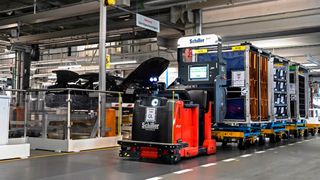 Autonomer Transport von 500 Tonnen Material vom Lager zur Montage täglich dank Digitalisierung und Autonomisierung der Logistikaufgaben mit der fahrerlosen Routenzug-Flotte von Schiller Automatisierungstechnik GmbH. (Bild: Schiller Automatisierungstechnik GmbH)