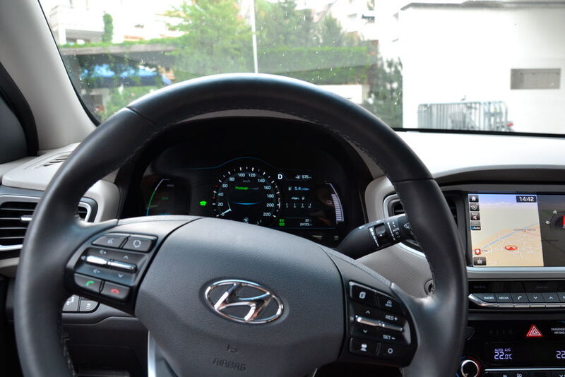 Für die Hyundai-Händler gilt es jetzt möglichst viele Kunden und Interessenten hinter das Ioniq-Lenkrad zu bekommen. Schließlich ist eine Probefahrt nach wie vor am überzeugendsten. (Michel/»kfz-betrieb«)