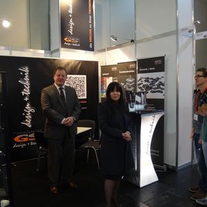 Für Giulia Holzmann (Mitte), Geschäftsleitung GS Design+Technik, war die All About Automation eine aufregende Messe mit guten Gesprächen.