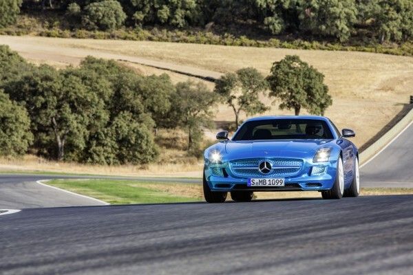 Der Mercedes-Benz SLS AMG Coupé Electric Drive - mit einer Gesamtleistung von 552 kW und einem maximalen Drehmoment von 1000 Nm der stärkste Elektro-Supersportwagen der Welt (Daimler AG)