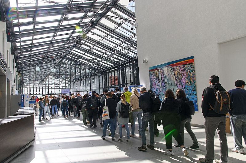 Schlange stehen fürs Labor, das passiert nicht oft. Fast 1.400 Voranmeldungen gab es in diesem Jahr.   Mehr Infos zu den kommenden LAB-SUPPLY-Messen finden Sie auf www.lab-supply.info (Bild: Stefan Stark)