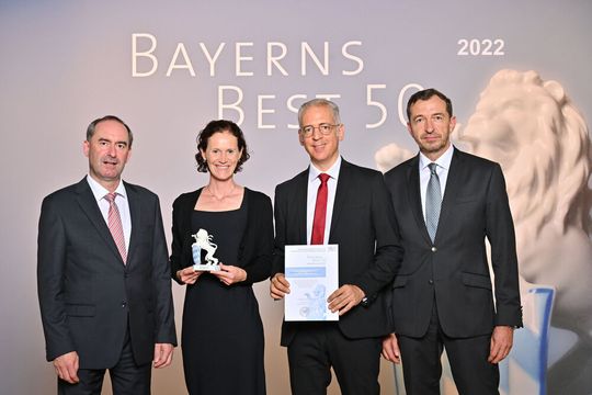Große Freude über die Ehrung „Bayerns best 50“ im Schloss Schleißheim. Von links: Wirtschaftsminister Hubert Aiwanger, die Schreiner-Group-Assistentin Kathrin Schafmeister, der geehrte Geschäftsführer Roland Schreiner, sowie Stefan Schmal von Mazars, dem unabhängigen Juror. (Bild:  Fotostudio SX Heuser)