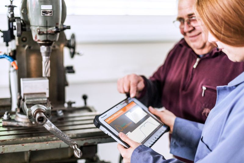 Intelligente Sensorik: Retrofitting mit Sense & Act. Mit der Lösung Sense & Act sind beliebig alte Bestandsanlagen mithilfe smarter Sensorik über die Cloud vernetzbar. In der Cloud können dann regelbasiert bestimmte Aktionen ausgelöst werden, bspw. eine E-Mail zum Anlagenstatus, sodass Prozesse kontinuierlich optimiert werden können. (Rainer Bez © Fraunhofer IPA)