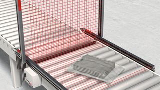 Polybag vor der Einlagerung: Das „CMS-700i“-Konturmesssystem misst selbst solche flachen Objekte zuverlässig und wirtschaftlich. (Leuze electronic)