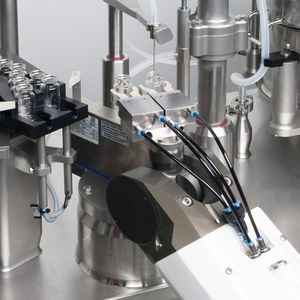 Die KCP 5060 ist eine Füll- und Verschließmaschine für die Kleinchargenproduktion.