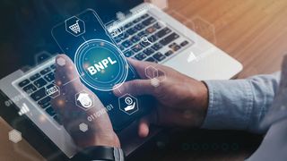 businessmen-holding-a-smartphone-with-icons-of-bnpl-with-online-shopping-icons-technology-bnpl-buy-now-pay-later-online-shopping-concept-stockpack-adobe-stock-scaled (Quelle: MYZONEFOTO - Adobe Stock)