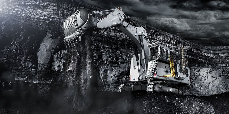 Da, wo es auf Leistung ankommt, wo es um Masse und Effizienz geht, da kommt der Liebherr R 9400 zum Einsatz. Stattliche 345 Tonnen Einsatzgewicht und eine gewaltige 22 Kubikmeter Schaufel bei 1,8 Tonnen Gewicht pro Kubikmeter laden zum Staunen ein. Kein Wunder, dass der Mining Bagger aus dem Hause Liebherr mit stolzen 1.700 PS Motorleistung aufwartet. Damit lassen sich spielend Berge versetzen – tägliche Routine in der Mining Industrie und ihren gigantischen Abbaugebieten weltweit. Und genau hier ist der R 9400 von Liebherr zu Hause. Leistung satt verspricht Euch das Motiv im Monat Juni im Heavy Equipment Calendar 2013. (Bild: Heavy Equipment Calendar 2013, Liebherr)