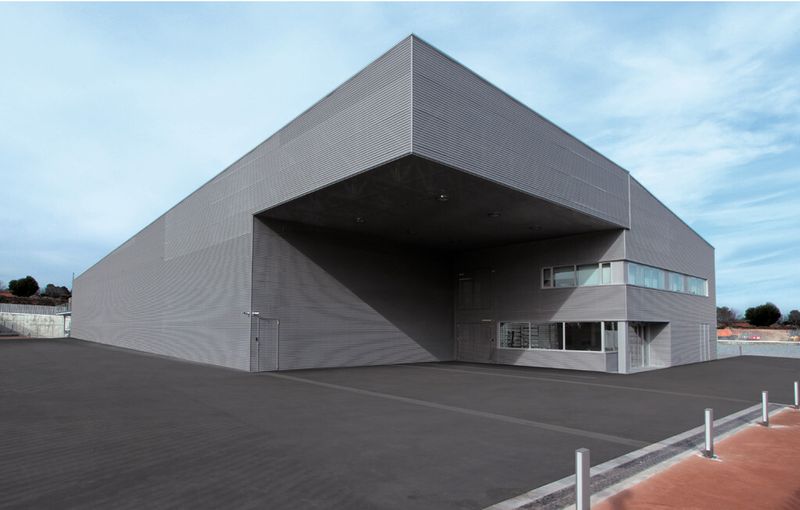 Von außen sieht das Rechenzentrum, auch bei Tageslicht, wie ein normales Gabäude aus. (Bild: PANDORA BOX TV)