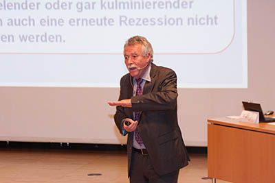 Prof. Dr. Wolfgang Wiegard von der Universität Regensburg mit seinem Vortrag über die Finanzkrise in Europa. (Archiv: Vogel Business Media)