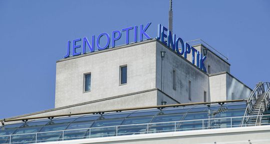 In einem neuen Werk in Dresden, das von Jenoptik jüngst eröffnet wurde (Symbolbild), sind nun alle bisher in der Metropole verstreuten Zweigstellen vereint ...(Bild:  Jenoptik)